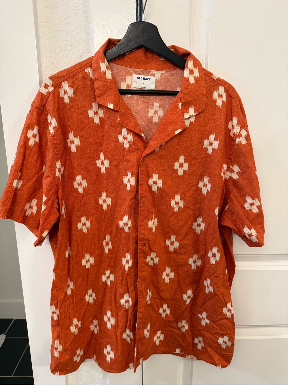 Old Navy Red Short-Sleeve Button-Up with White Geometric Print
